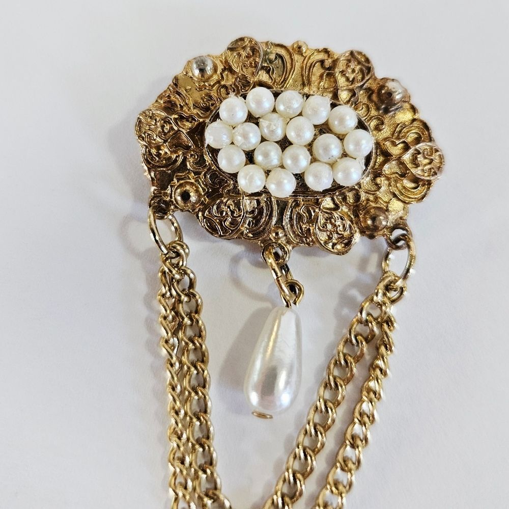 Vintage Victorian Revival Gold Tone Faux Pearl Teardrop Dangle Chain Brooch Pin - Picture 4 of 8